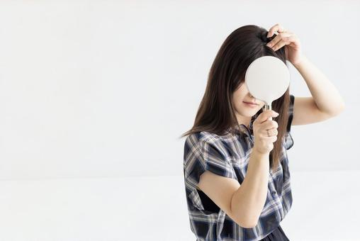 ダメージヘアを気にする女性 ダメージヘアを気にする女性 女性,白髪,ヘアケアの写真素材