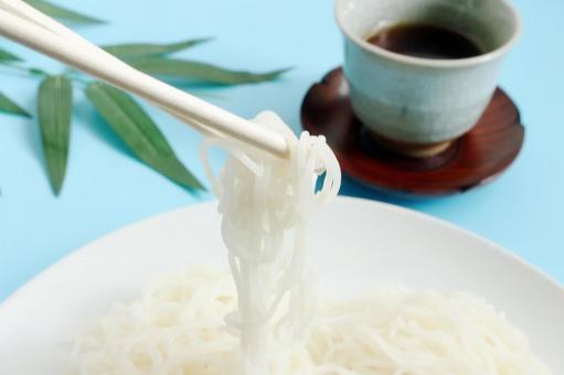 白いそうめんとつゆ 白いそうめんとつゆ そうめん,麺,白色の写真素材