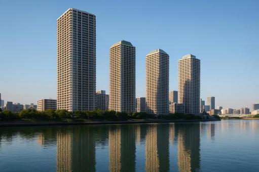 川沿いに建つタワーマンション 川沿いに建つタワーマンションの写真