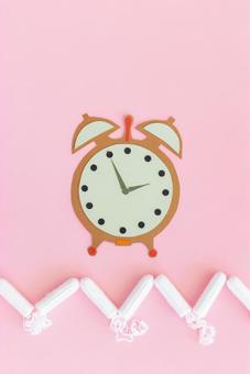 タンポンと紙でできた時計 生理,月経,生理用品の写真素材