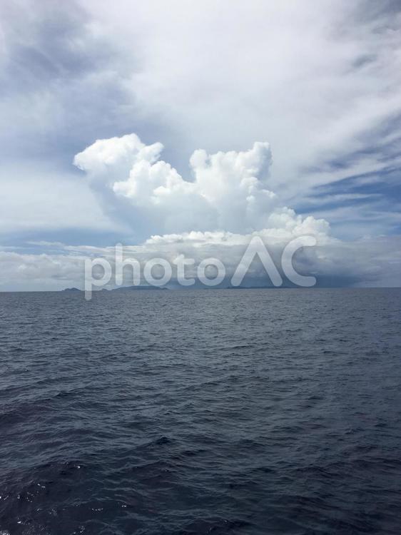 自然の摂理　積乱雲と波 水域,海,自然の写真素材