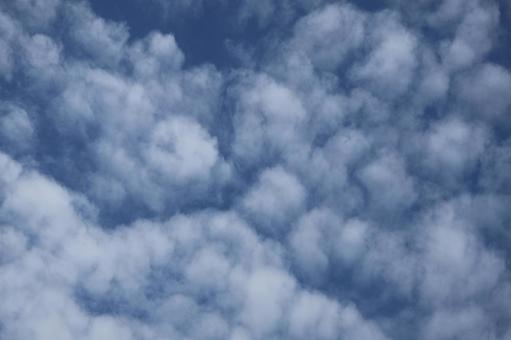 ふわふわ白く雲と青空の空の風景 ふわふわ白く雲と青空の空の風景の写真