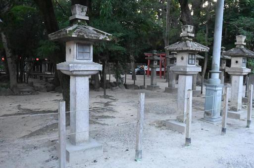西宮神社境内の灯篭 西宮神社境内の灯篭の写真