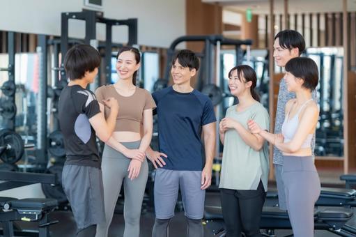 スポーツジムでトレーニングをする若い男女 スポーツジム,フィットネス,ダイエットの写真素材