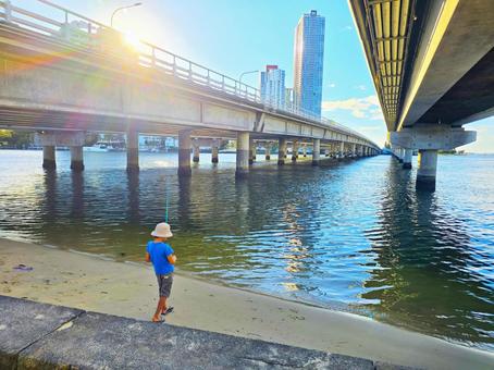 橋の下で釣りをする男の子 釣り,魚釣り,フィッシングの写真素材