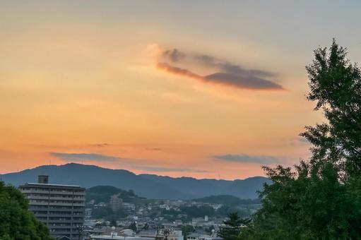 赤く染まり行く静かな夕暮れの山と街並み 赤く染まり行く静かな夕暮れの山と街並み 夕焼け,空,雲の写真素材