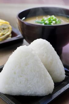 塩むすびとお味噌汁の和朝食 塩むすびとお味噌汁の和朝食の写真