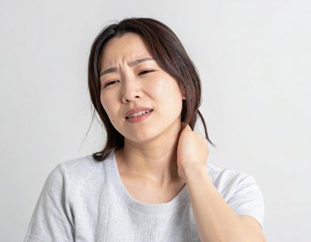 首の痛みに苦しむ若い女性の写真 首の痛みに苦しむ若い女性の写真の写真