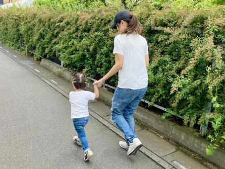 手を繋いで歩く親子  手を繋いで歩く親子  子供,子ども,子の写真素材