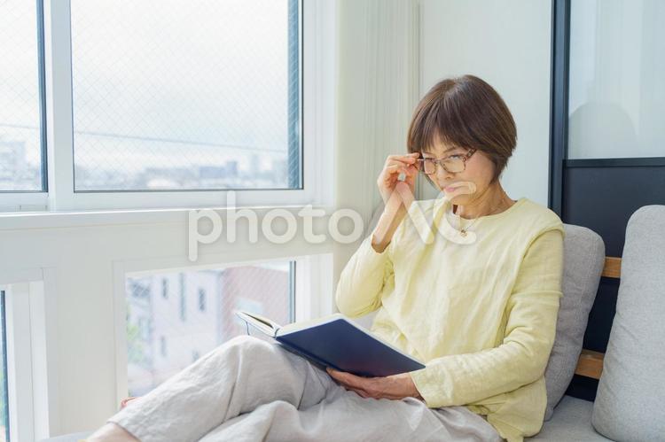 メガネをかけて本を読む女性 女性,日本人,読書の写真素材