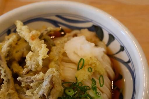 いかなごの天ぷらぶっかけうどんの冷や いかなごの天ぷらぶっかけうどんの冷や いかなごの天ぷら,天ぷら,ぶっかけうどんの写真素材