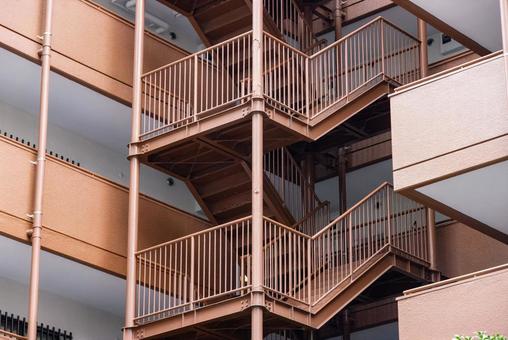 茶色い外壁のマンションの外階段 茶色い外壁のマンションの外階段 階段,非常階段,外階段の写真素材