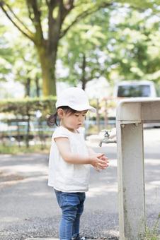 手を洗う女の子 公園,女性,洗うの写真素材