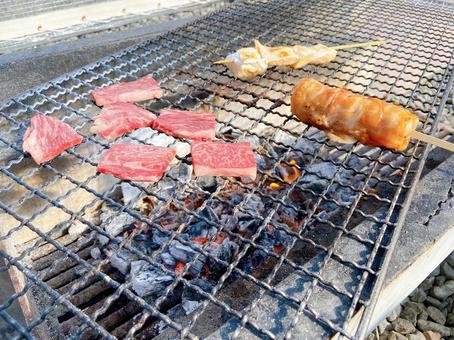 網の上で焼く肉 網の上で焼く肉の写真
