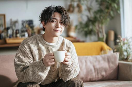 自宅でくつろぐ男性-1 自宅でくつろぐ男性-1の写真