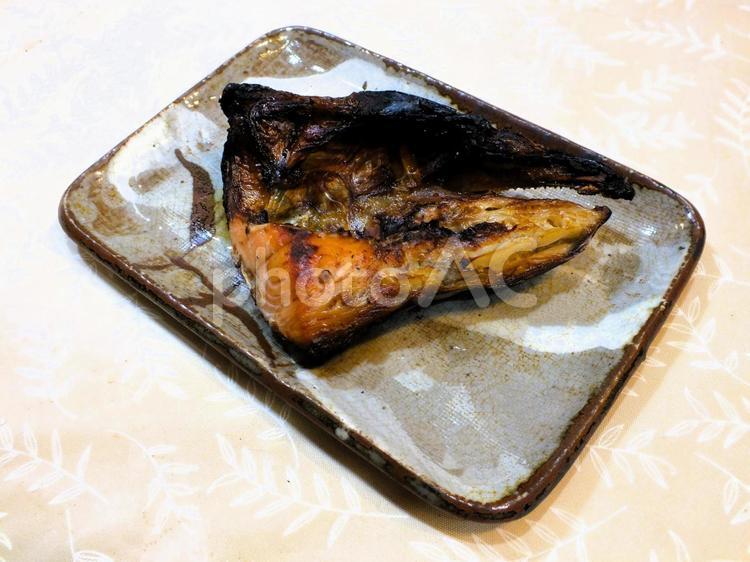 新巻きザケの頭の部分を焼く 焼き魚,鮭,新巻鮭の写真素材