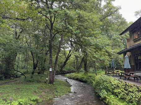 小川と小屋の写真