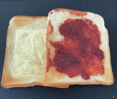 いちごジャムとスライスチーズのトースト いちごジャムとスライスチーズのトーストの写真