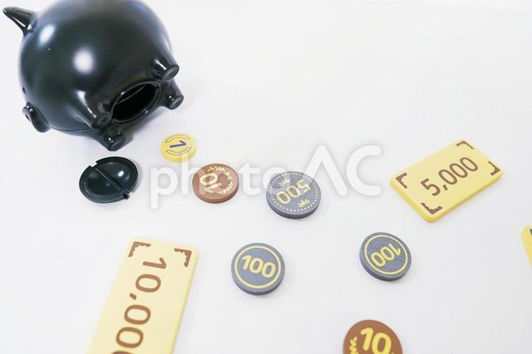貯金箱のお金がなくなり空になったイメージ 貯金箱,貯金,お金の写真素材