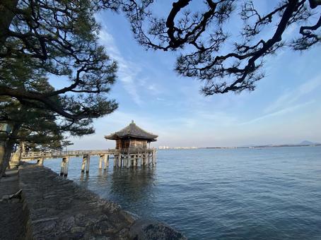 浮御堂と琵琶湖 浮御堂と琵琶湖の写真