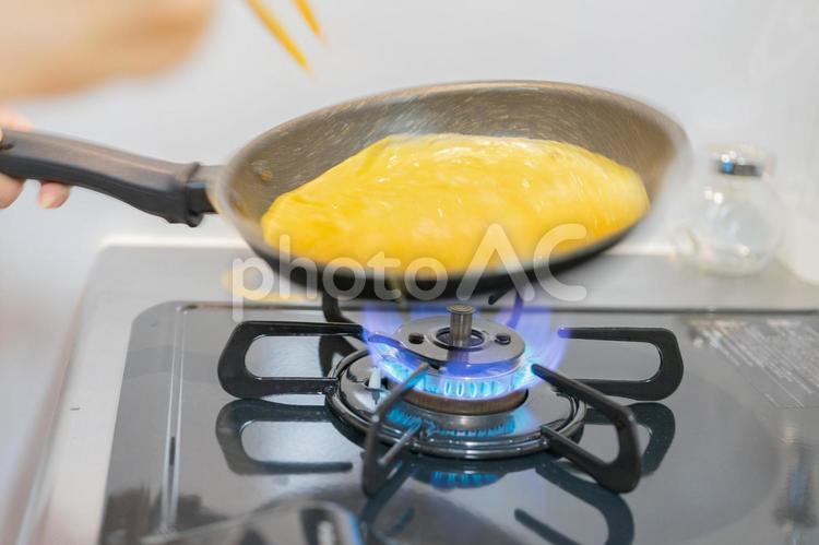 ガスコンロでフライパンを使って玉子焼き キッチン,主婦,朝ごはんの写真素材