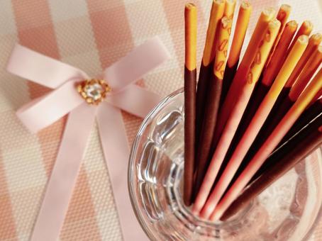 チョコスティック菓子とリボン スティック菓子,プレッツェル,チョコレート菓子の写真素材