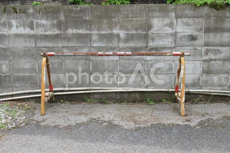 塀の前に置かれた古い単管バリケード バリケード,車止め,金属の写真素材