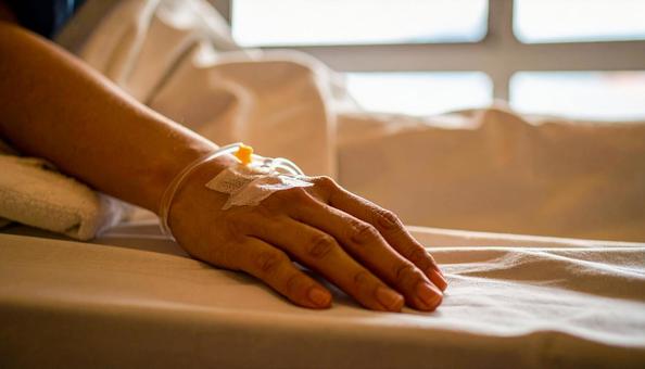 点滴する女性の手 点滴する女性の手の写真