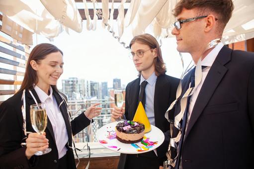 メガネの男性が持つケーキを見て喜ぶ女性 男女,外国人,ビジネスの写真素材