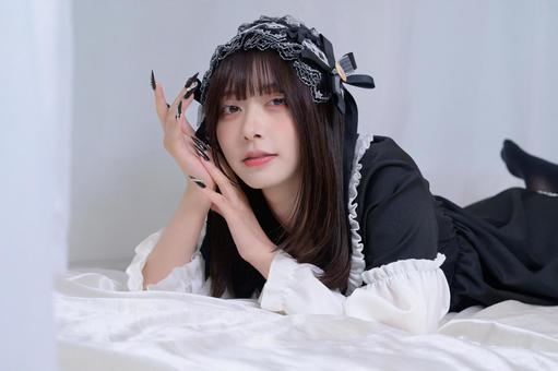 ベッドにうつ伏せになる地雷系女子 ベッドにうつ伏せになる地雷系女子 ベッド,寝る,うつ伏せの写真素材