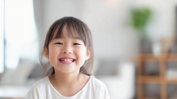 リビングで笑顔を見せる女の子の写真