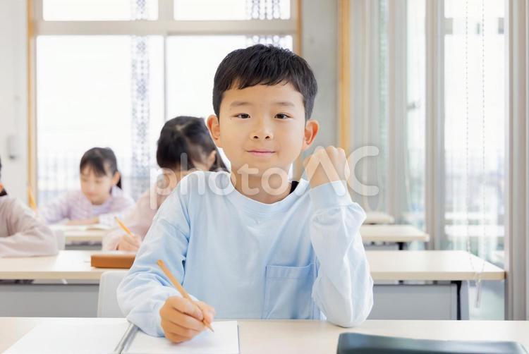 学習塾で勉強する小学生 小学生,塾,女性の写真素材