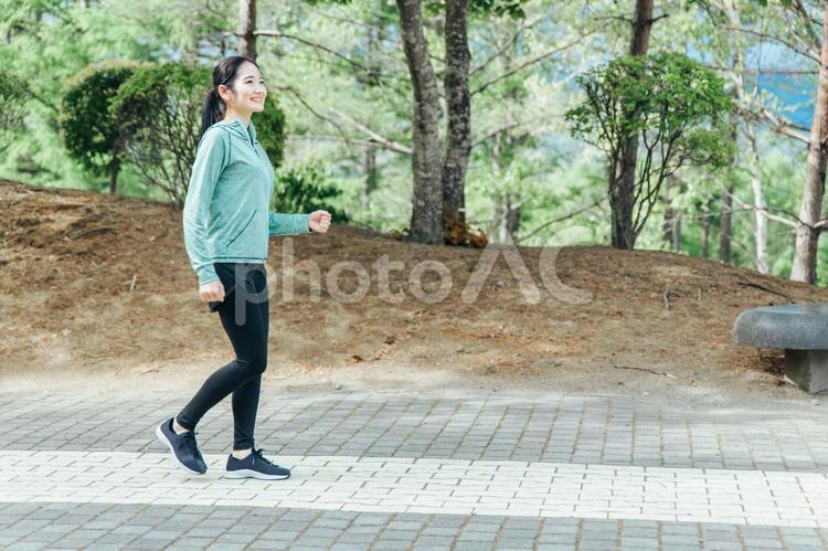 ウォーキングする女性（横顔） ウォーキング,散歩,運動の写真素材