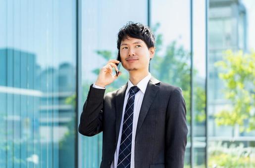 スマホで通話をする男性ビジネスマン スマホで通話をする男性ビジネスマン 男性,スマホ,スマートフォンの写真素材