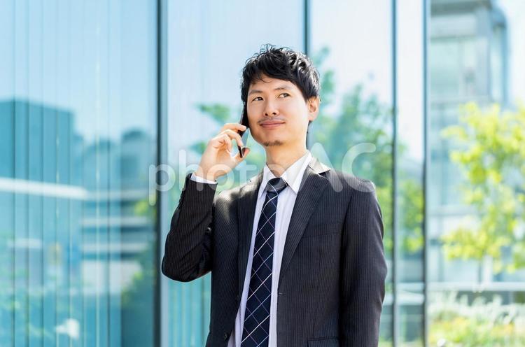 スマホで通話をする男性ビジネスマン 男性,スマホ,スマートフォンの写真素材