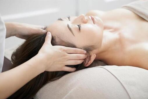 A woman receiving a head massage in a bright beauty salon, सिर की मालिश, महिला, मालिश, JPG