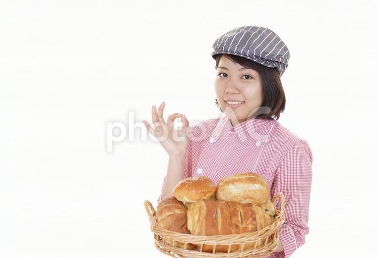パンを持つ笑顔の店員 女性,仕事,ビジネスの写真素材