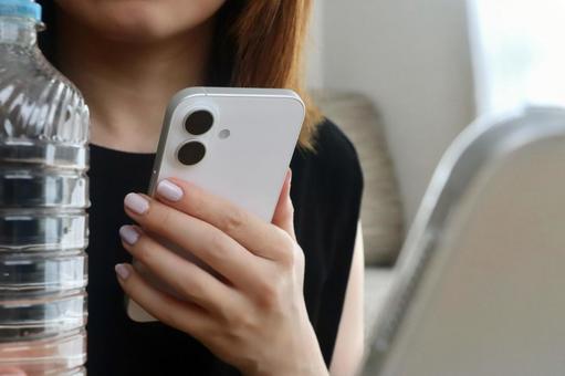 スマホを持つ女性 スマホ,女性,スマートフォンの写真素材