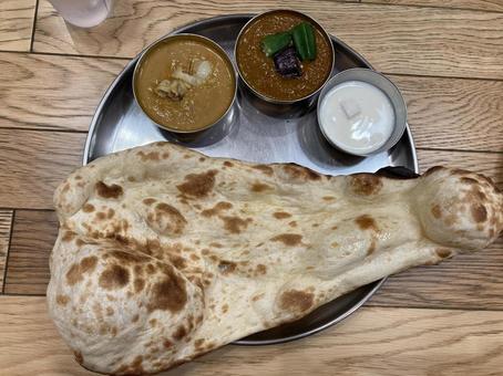 カレーとナン カレーとナンの写真
