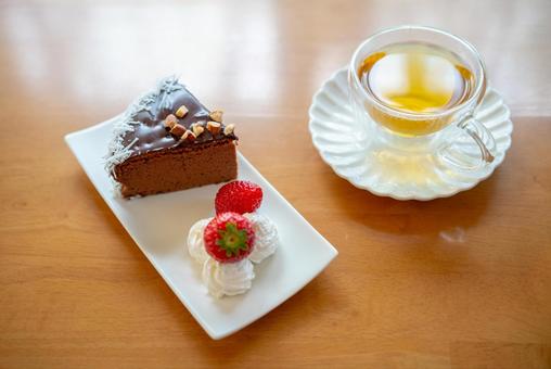 苺添えチョコケーキとティー チョコレートケーキ,ケーキ,デザートの写真素材