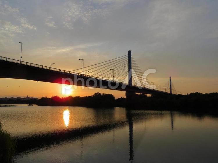【夕焼け】夕日と大きな橋 秋,夕方,夕日の写真素材