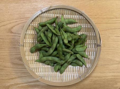 ざるに盛られた枝豆と木のテーブル ざるに盛られた枝豆と木のテーブル 枝豆,えだまめ,夏の写真素材