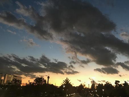 夕日と街並み 夕日と街並みの写真