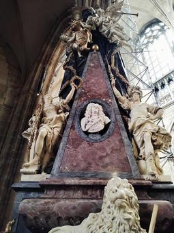 [Prague] Sculptures in St. Vitus Church, JPG