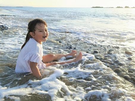 迫りくる波に雄たけびを上げる女の子4 迫りくる波に雄たけびを上げる女の子4 水遊び,雄たけび,海水浴の写真素材