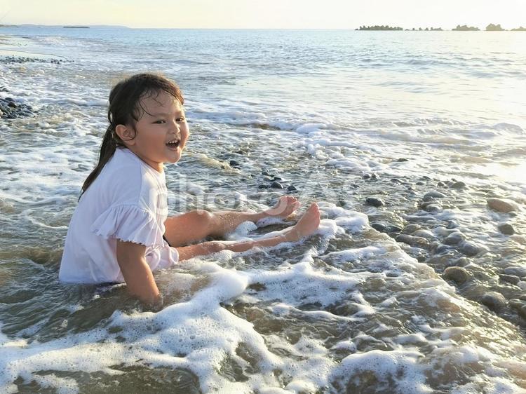 迫りくる波に雄たけびを上げる女の子4 水遊び,雄たけび,海水浴の写真素材