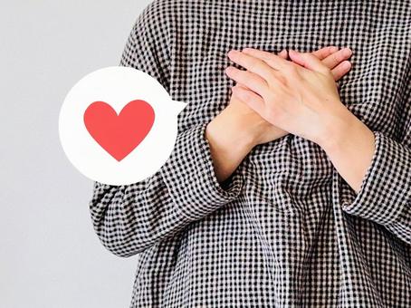 ほっとする女性・推し活中の女性 女性,ハート,ホッとするの写真素材