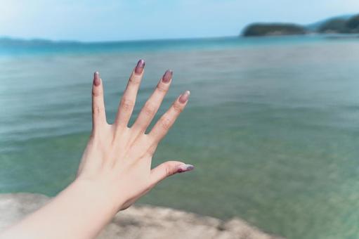 海辺に映える女性の手元③ 海辺に映える女性の手元③ 手,ネイル,女性の写真素材