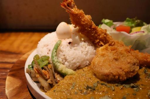 Photo, seafood curry, fried shrimp, ground meat cutlet, 