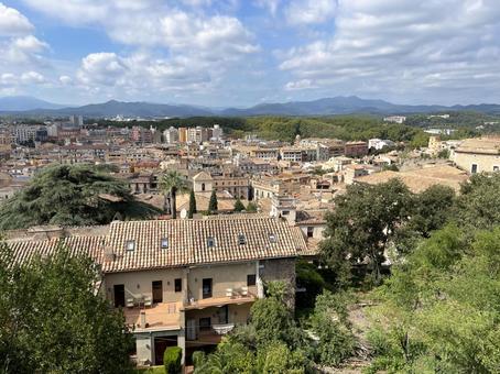 城壁南側から見たジローナ市街 城壁南側から見たジローナ市街 スペイン,ジローナ,バルセロナ郊外の写真素材